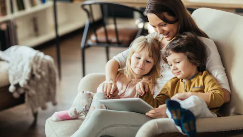 mamma e figli su poltrona mamma e figli su poltrona