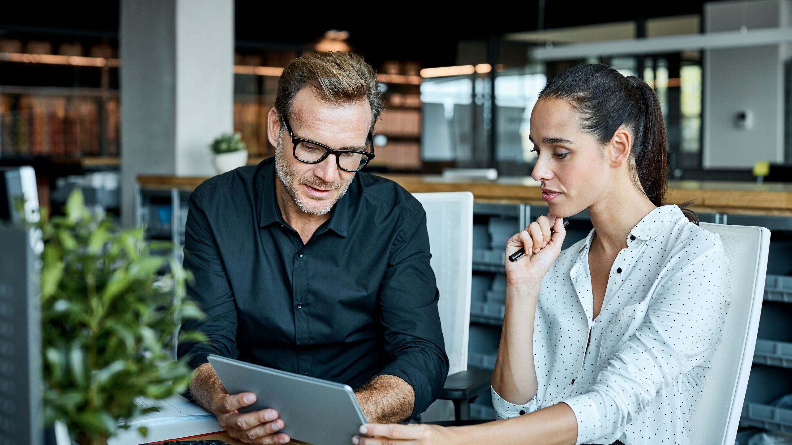 uomo e donna seduti dietro una scrivania 