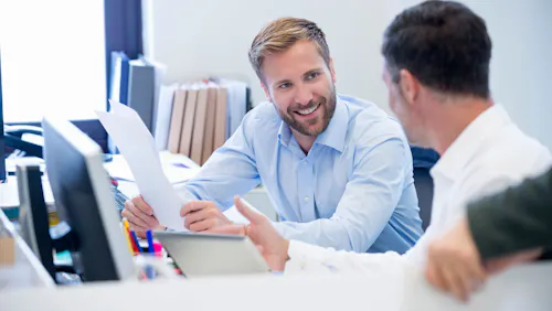 colleghi che sorridono colleghi che sorridono