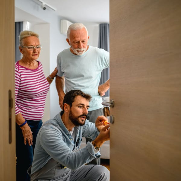 Couple de personnes âgées avec un serrurier