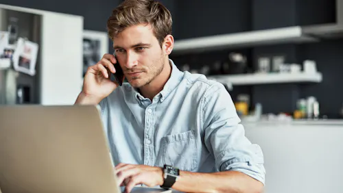 ragazzo che telefona sul cellulare ragazzo che telefona sul cellulare