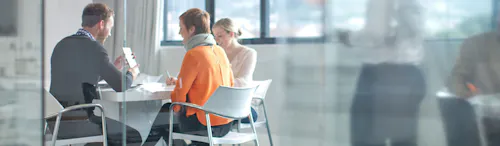 colleghi in riunione dentro sala colleghi in riunione dentro sala