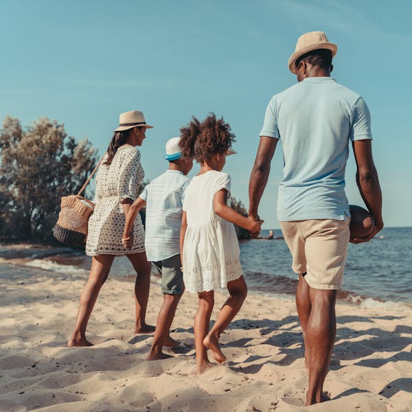 Famille de 2 enfants à la plage