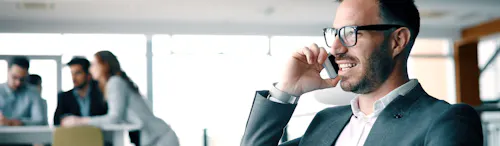 manager che parla al telefono seduto manager che parla al telefono seduto