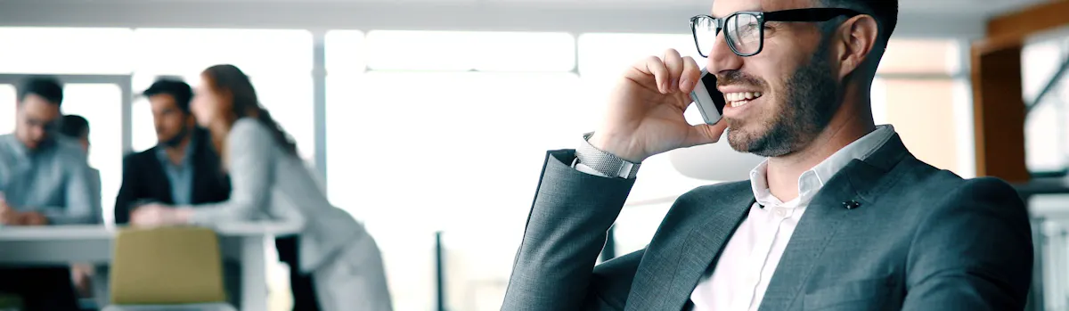 manager che parla al telefono seduto manager che parla al telefono seduto