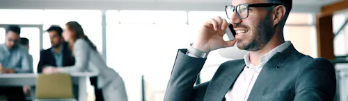 manager che parla al telefono seduto manager che parla al telefono seduto