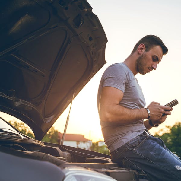 Homme et voiture en panne