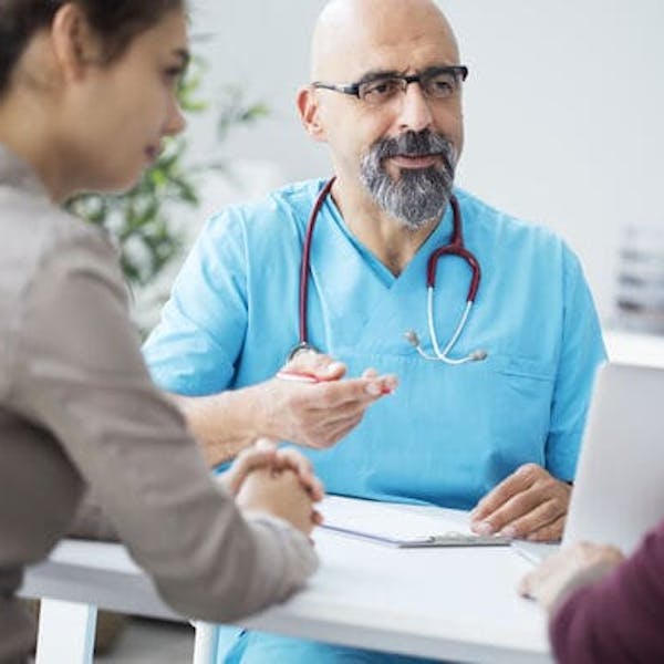 Docteur avec des patients