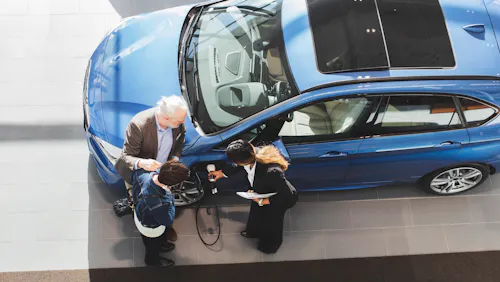 clienti all'interno di un concessionario auto elettriche clienti all'interno di un concessionario auto elettriche