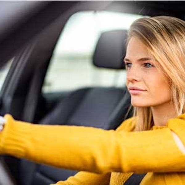 donna al volante auto di profilo donna al volante auto di profilo