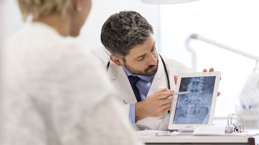 Medico che controlla radiografie Medico che controlla radiografie