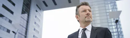 broker che passeggia sotto uffici broker che passeggia sotto uffici