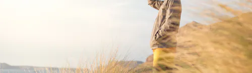 uomo che guarda orizzonte uomo che guarda orizzonte