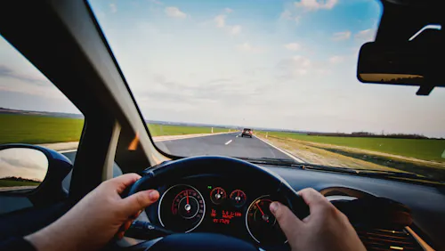 uomo con mani sul voltante uomo con mani sul voltante