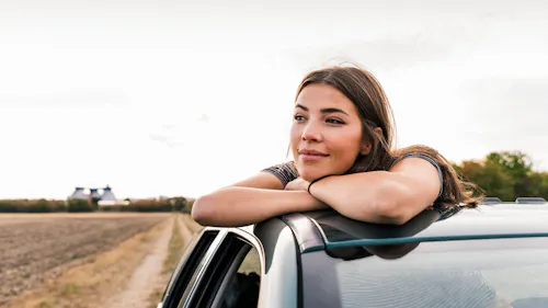 ragazza poggiata su auto ragazza poggiata su auto