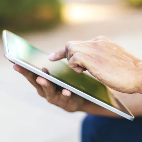uomo per strada che digita su tablet uomo per strada che digita su tablet