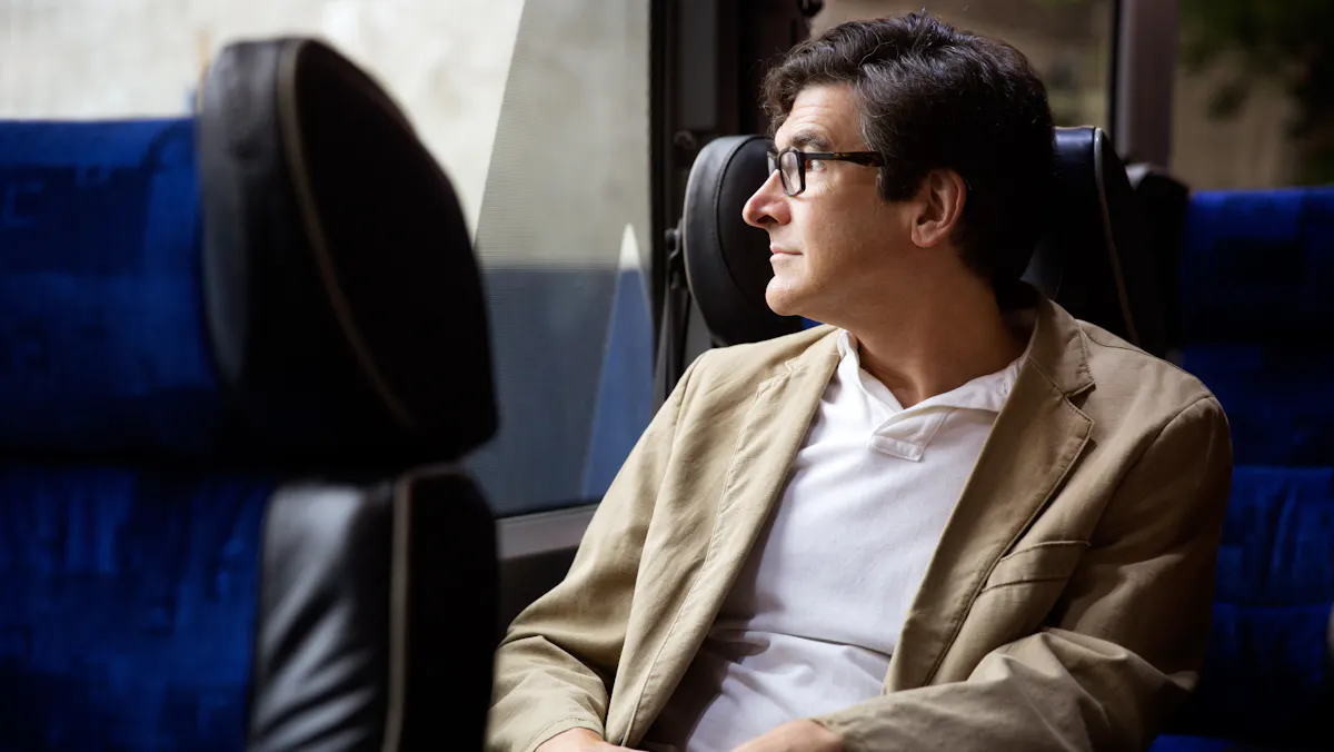homme à la fenêtre d'un bus