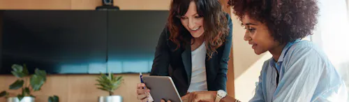 colleghe che stanno lavorando a un progetto colleghe che stanno lavorando a un progetto