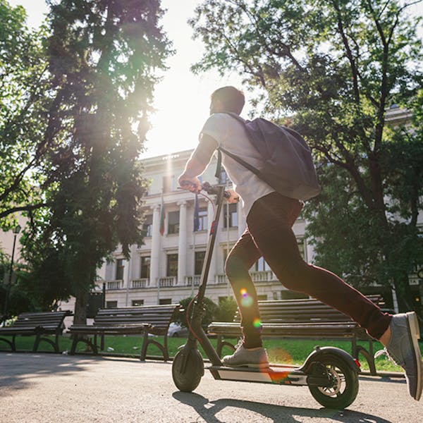 Homme sur une trottinette électrique