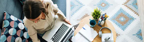 donna che scrive su agenda seduta sul divano donna che scrive su agenda seduta sul divano