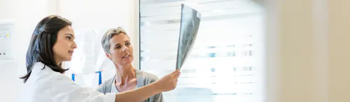 medico che mostra lastre a paziente medico che mostra lastre a paziente