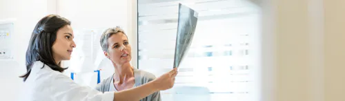 medico che mostra lastre a paziente medico che mostra lastre a paziente