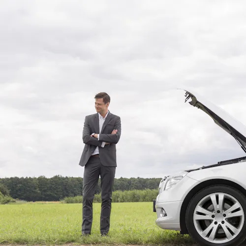 uomo che attende soccorso stradale per strada uomo che attende soccorso stradale per strada