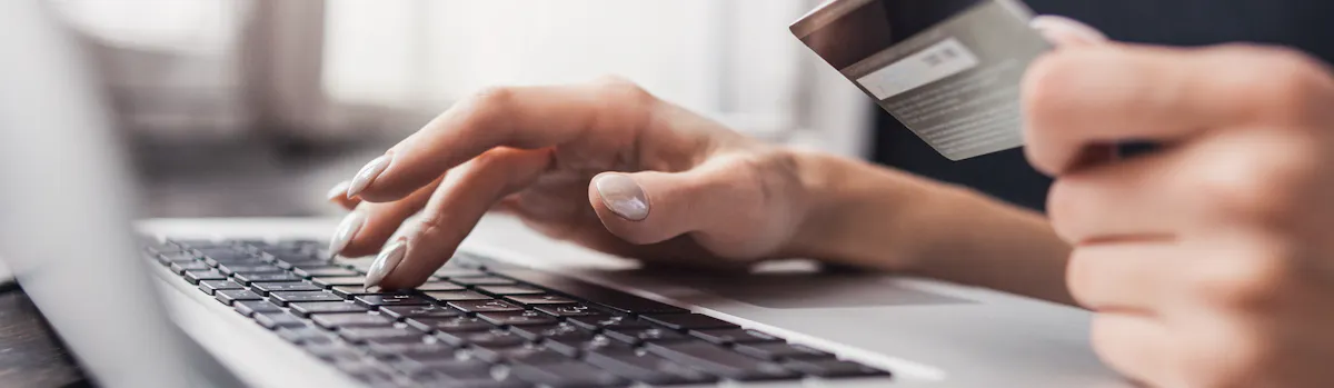 paiement sur un ordinateur portable avec une carte bleue paiement sur un ordinateur portable avec une carte bleue