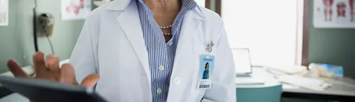 dottoressa che verifica analisi nel proprio studio dottoressa che verifica analisi nel proprio studio