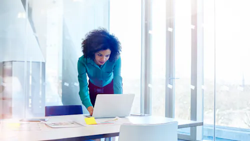 donna che scrive sul pc in ufficio donna che scrive sul pc in ufficio