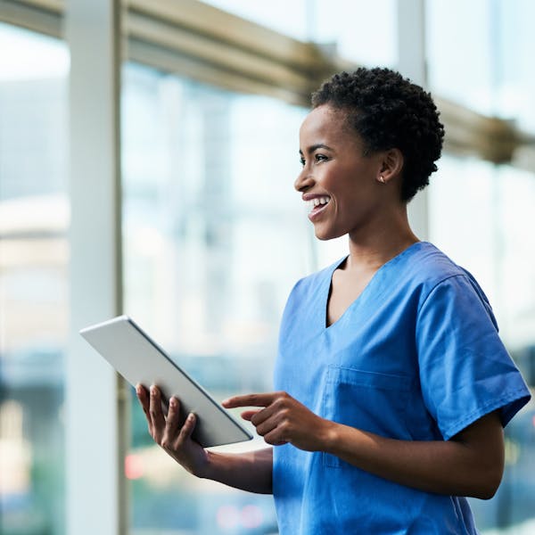 Médecin en blouse avec une tablette