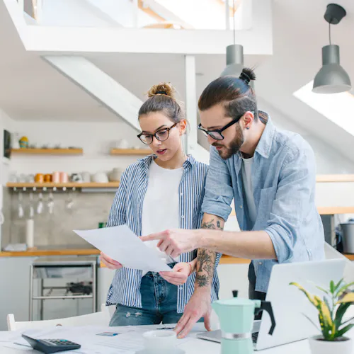 couple en train de faire ses comptes couple en train de faire ses comptes