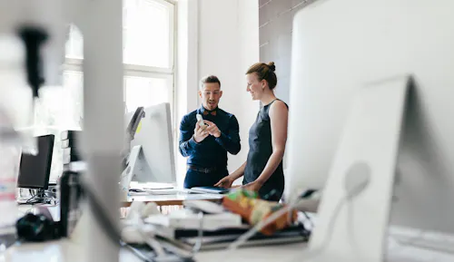 colleghi che controllano cellulare colleghi che controllano cellulare