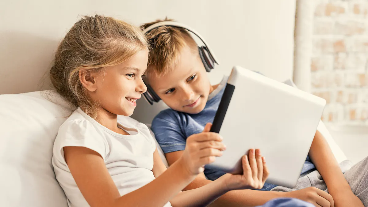 bambini che guardano tablet bambini che guardano tablet