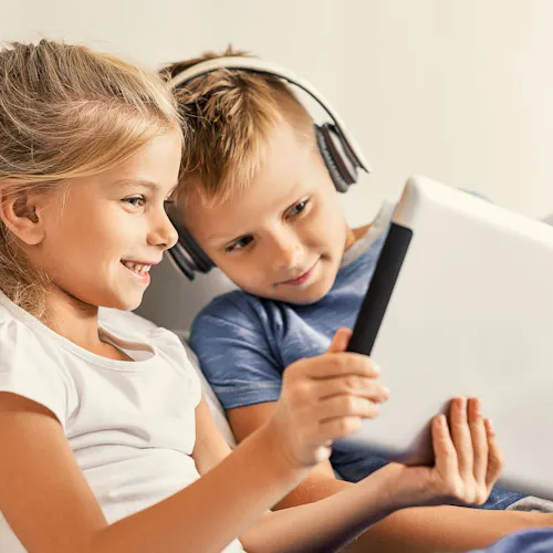 bambini che guardano tablet bambini che guardano tablet