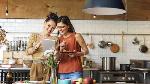ragazze che consultano ricetta su tablet ragazze che consultano ricetta su tablet