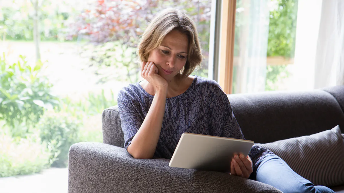 donna al tablet seduta sul divano