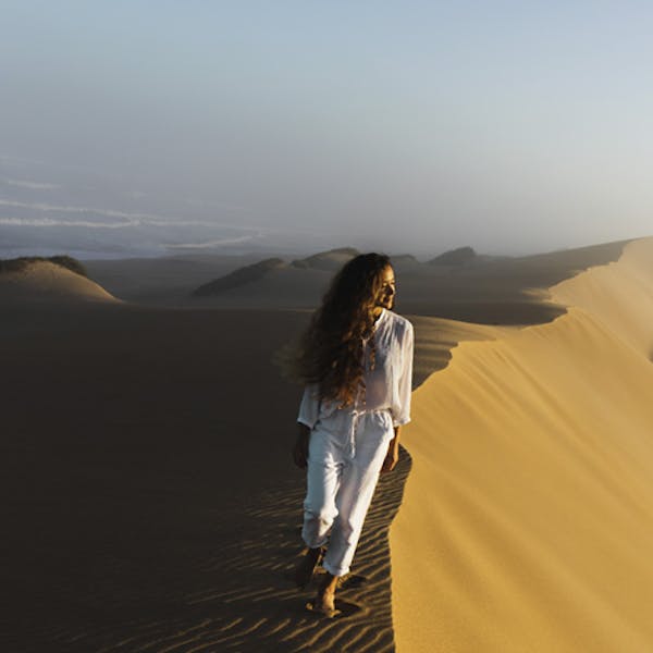 Voyageuse sur la crête d'une dune