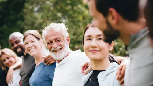 un groupe de 6 hommes et femmes s'épaulant en souriant un groupe de 6 hommes et femmes s'épaulant en souriant