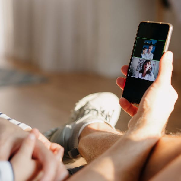 Uomo con bimbo in video conferenza