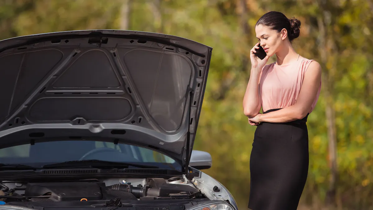 une femme contacte l’assistance devant sa voiture en panne avec son téléphone mobile une femme contacte l’assistance devant sa voiture en panne avec son téléphone mobile