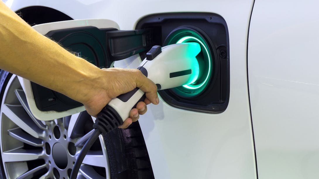 Uomo che effettua ricarica elettrica Uomo che effettua ricarica elettrica