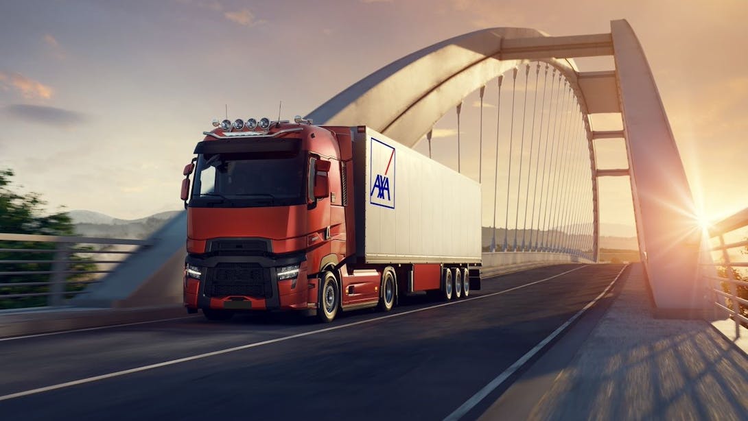 Camion poids lourd AXA Truck Assistance International devant un pont