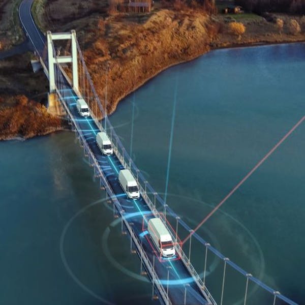 Furgonetas y vehículos comerciales en un puente