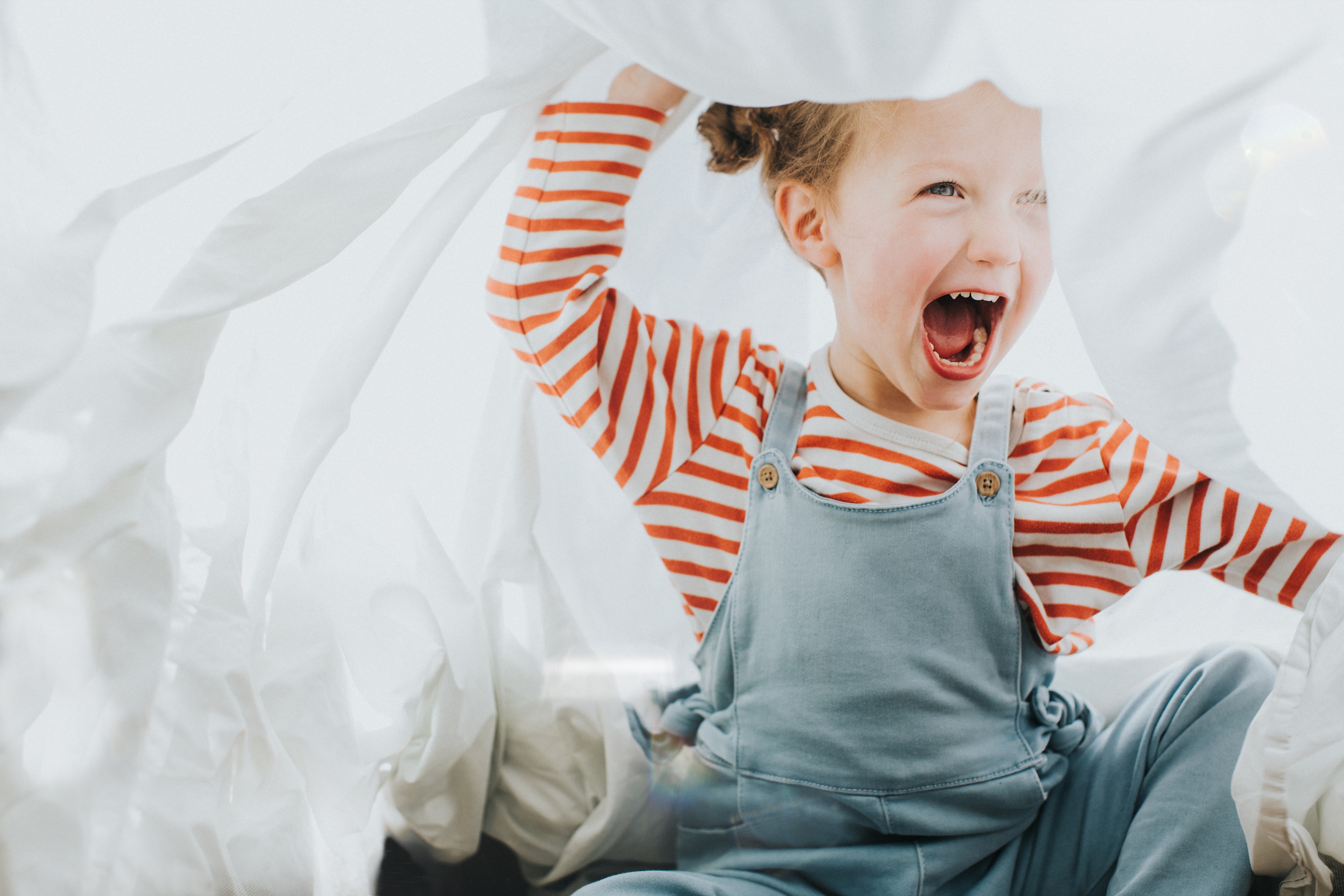 Niña feliz en una cabaña de chapa