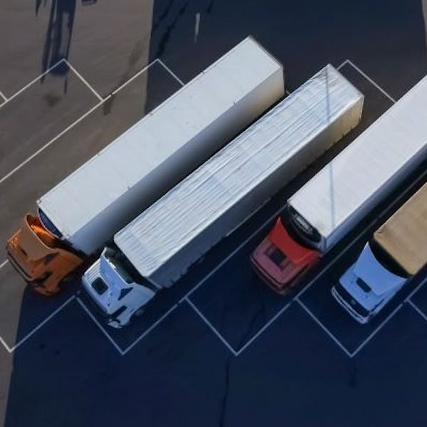 Camiones estacionados en un aparcamiento