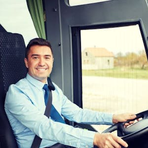 Uśmiechnięty kierowca autobusu