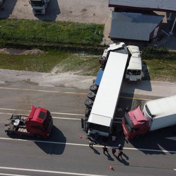 Przyczepa ciężarówki blokująca drogę pojazdowi ciężarowemu
