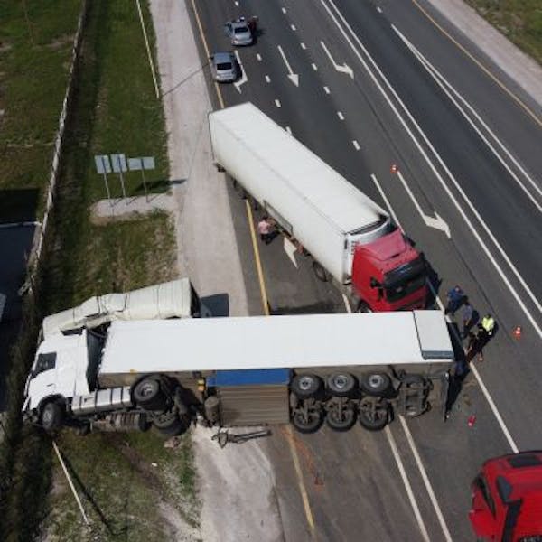 Remorque d'un camion bloquant la route d'un poids lourd