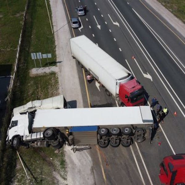 Przyczepa ciężarówki blokująca drogę pojazdowi ciężarowemu